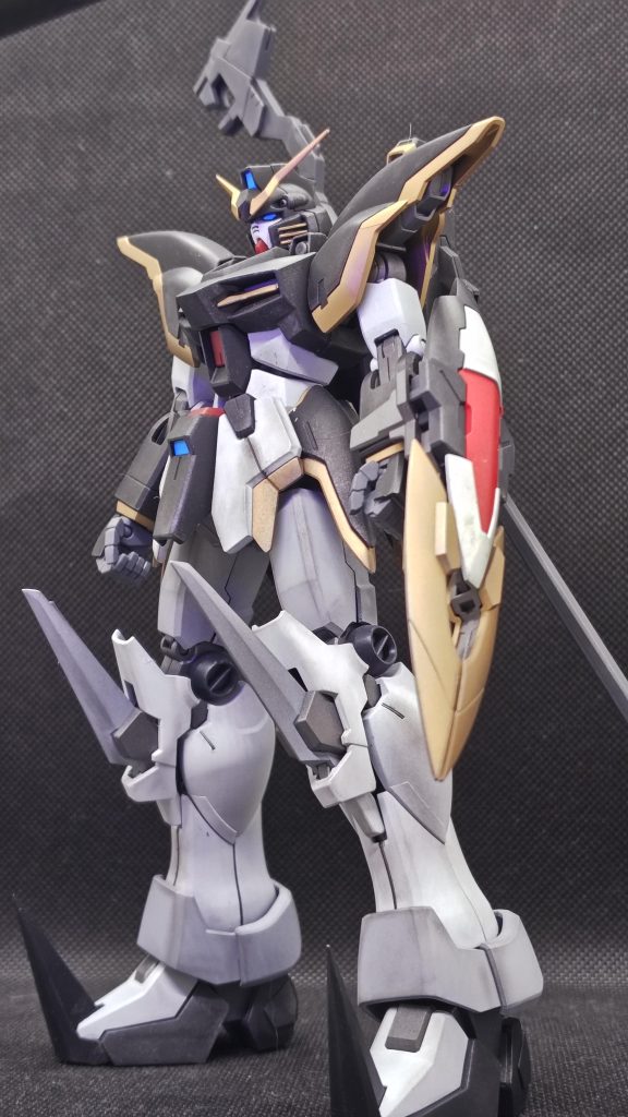 EWデスサイズはカラーリングが一新されていてヒロイックな印象ですが、自分はTV版のカラーリングが好きだったのでそっちに寄せて全塗装しています。途中で塗装が禿げたりしたので誤魔化しにウェザリングを少々www