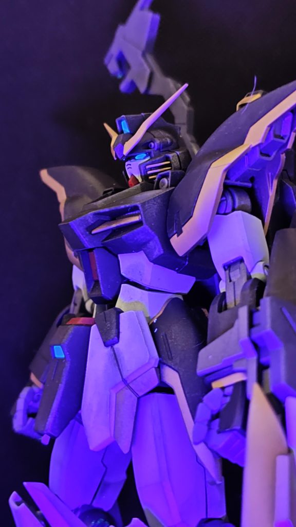 センサー類とカメラアイ、ビームエフェクトは蛍光塗料で塗装してます。ビームエフェクトは直に塗装しちゃいかんかったですかね？塗った後めっちゃベタベタしてましたw反省ですw