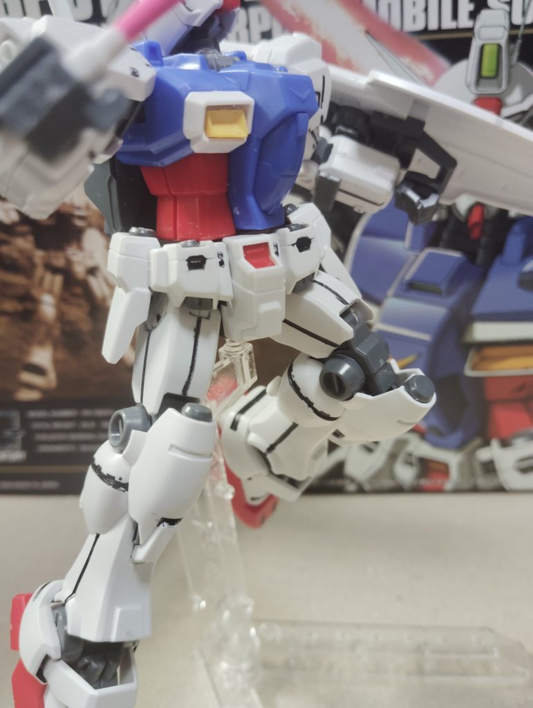 いつも通り首のポリキャップを上げて脚裏を削って可動を増やす。