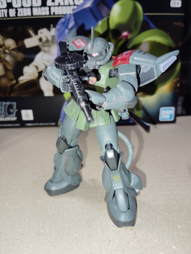 隊長機のザクII、一応指揮官用のFS型を貰いはしたものの肩のアーマーを両方ぶっ壊し、頭も吹き飛ばされ、右腕を切り落とされて半分くらいはノーマルのF型に戻した、そこら辺のゲルググから肩アーマーを貰い今の形になった。