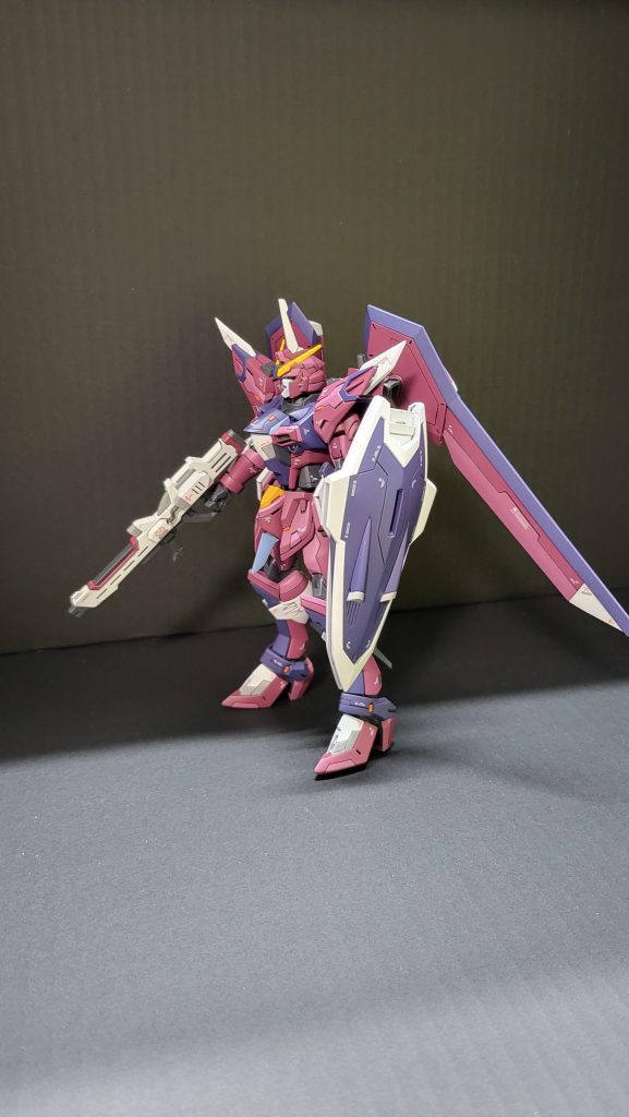 さらにトラブルは続き、塗装がおわり、組み立ての時に腰と胴を繋ぐボールジョイントが折れてしまい、穴のなかにボール部分が残ってしまった状態になりました。なんとか摘出して、軸に金属の釘を入れて補強して接続しましたが、微妙な感じです。