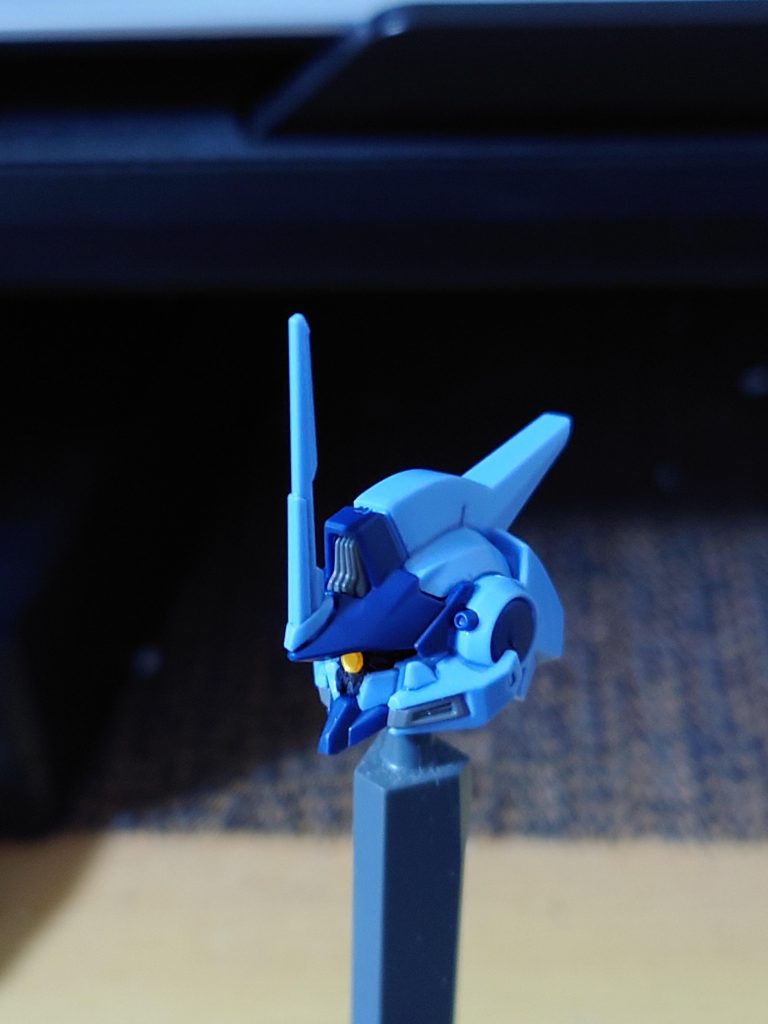 マスクをリューターとニッパーでブチ抜き、ヤスリで跡を整え、ツインアイのディティール部分とまとめて黒塗り、メタリックシールでモノアイにしました。この頭部を見た時からモノアイ似合うと確信してたので、形に出来て嬉しいです。