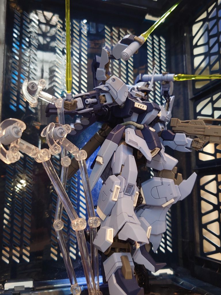 このファンネル、丁度良いディスプレイスタンドがなく撮影に苦労しました。真鍮線のが良かったかも。