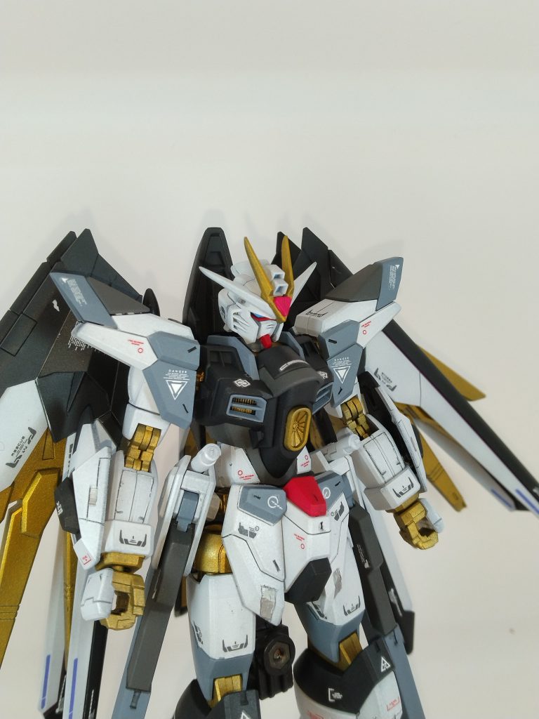 ブルーはブルーブラック、グレーはブルーグレーで調色。赤箇所は減らして、ゴールド+モノトーンをイメージして塗装しました。