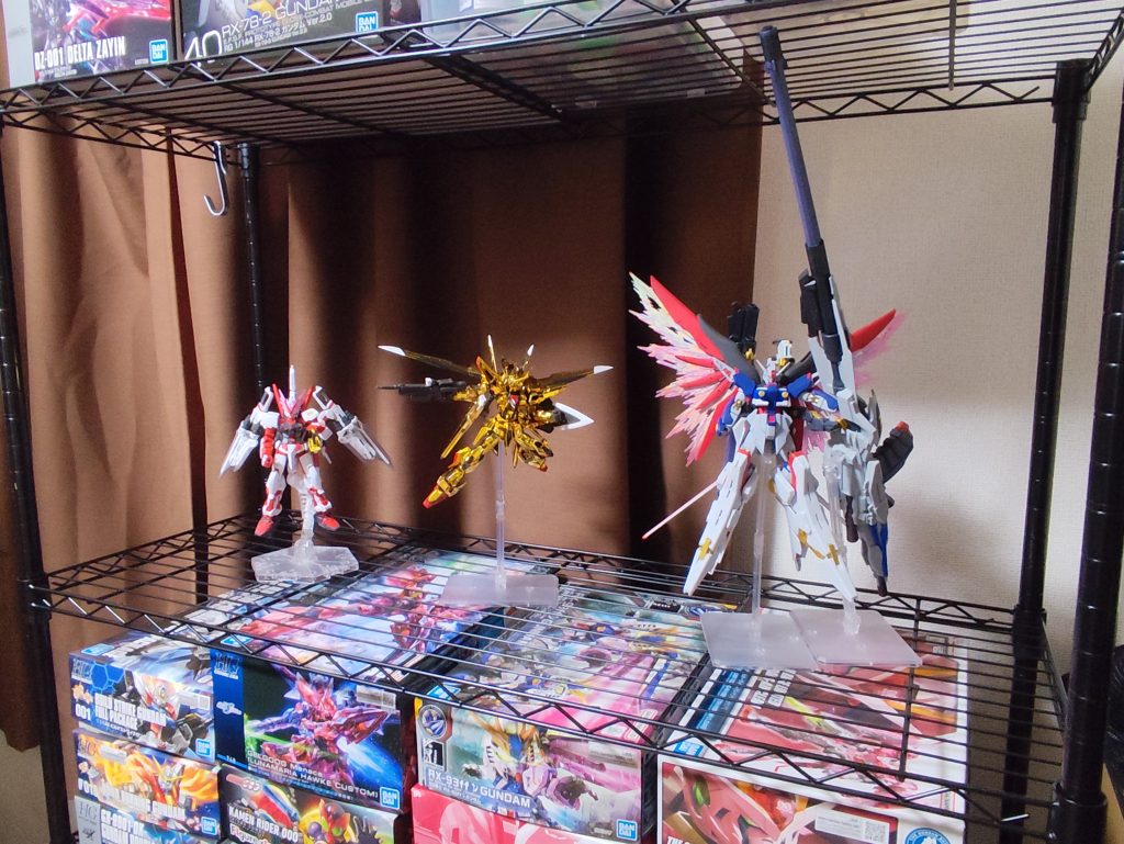 ディスプレイスペースも作ったけど、すぐに箱で埋まりそう。