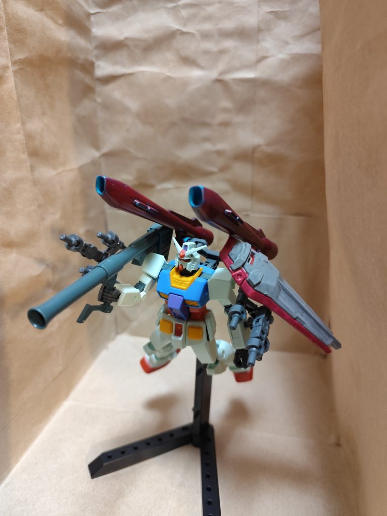 武装を変更して、曲面のデザインが多いカラミティガンダムのキャノンを取り付けました。シールドは、十字シールドよりもシャープさが必要だと思い、ストライクのものをカラー変更しました。某最新作のシールドのカラーと同じにしました。