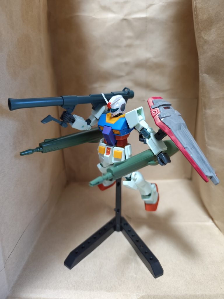 ビットを取り外して、ムサイの2連装メガ粒子砲を装備したバージョンも作りました。ブラストインパルスのパーツを使いました。エネルギーゲインがザクの5倍あるらしいので、多分発射出来るでしょう!(笑)赤く塗装される前に、こんな強化プランがあってもいいと思い作成しました。