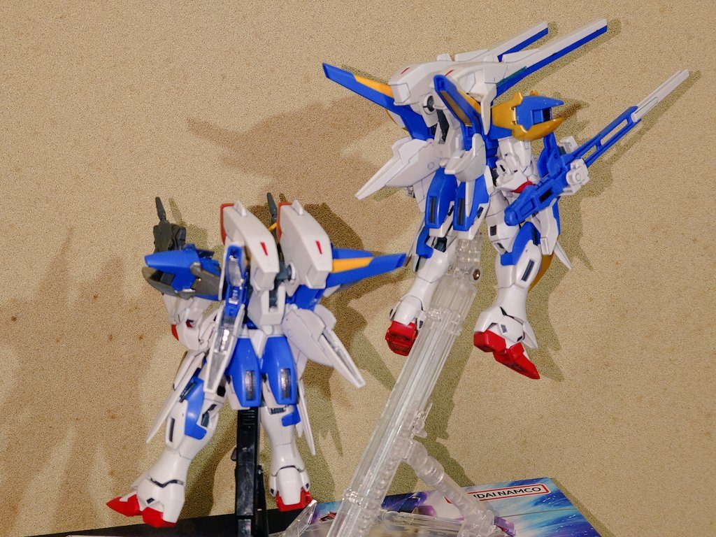 長距離砲撃戦仕様の壱号機中·近距離戦仕様の弐号機