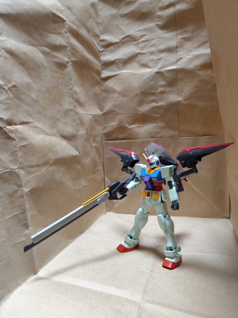 ジークアクスが装備していたビームライフルの試作型を装備したバージョンです。ビットは背中に装備させて、キュベレイmk2のバインダーっぽいものを両肩位置に装備させました。キュベレイmk2は、元々エルメスの後継機の設定なので、ビット装備の赤い機体という所から、もし早期に開発が進んでいたらという流れで、特徴的な両肩バインダーを装備させました。