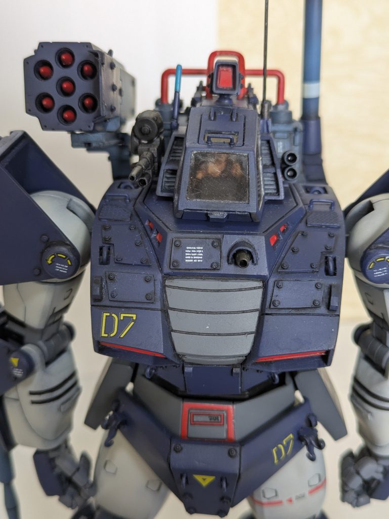 コックピット右のスモークディスチャージャーを外し12.7mm対物ライフルに、喉元には30mm同軸機関砲を、ミサイルポッドは無かったので市販品にしてターボザックにマウントしています。ミサイルはMG陸戦GMのミサイルランチャーの物を使用いてます。