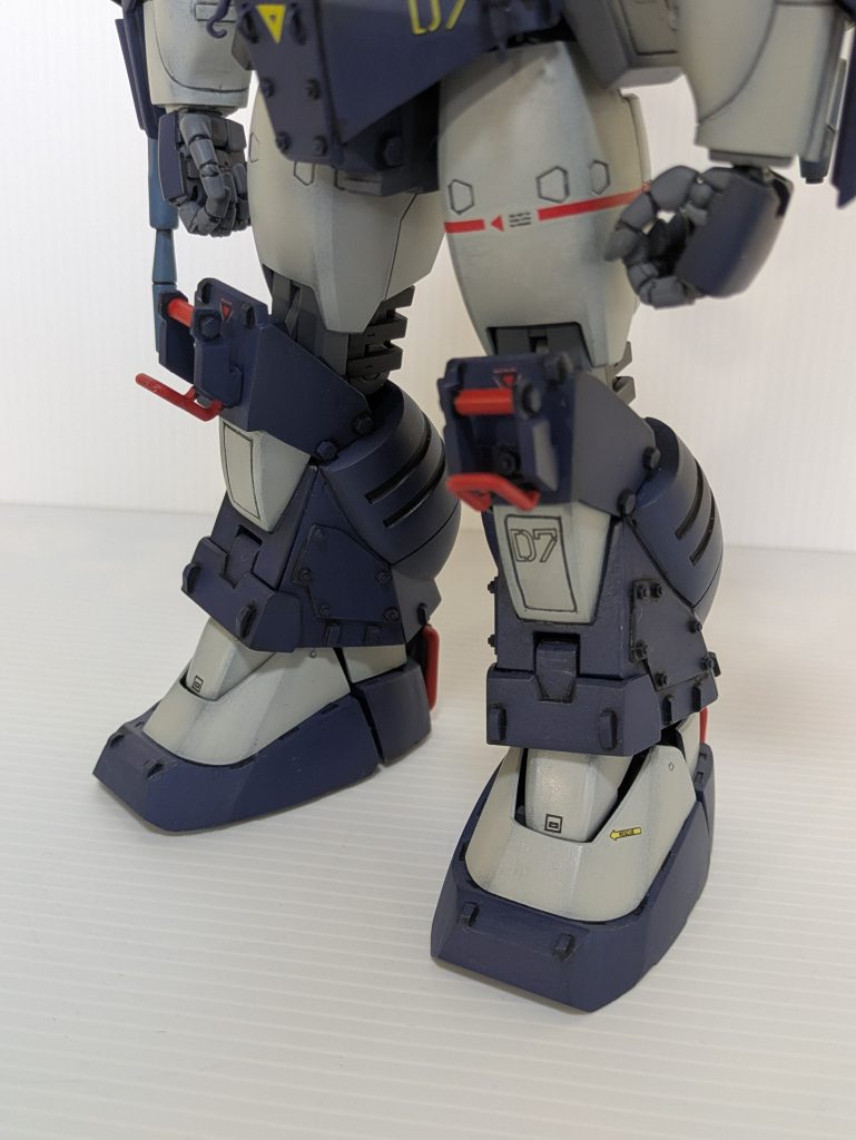 足はノーマルの物を考えてたのですが、なんか貧弱に見えたのでゲルググの足を四角くっぽくしました。