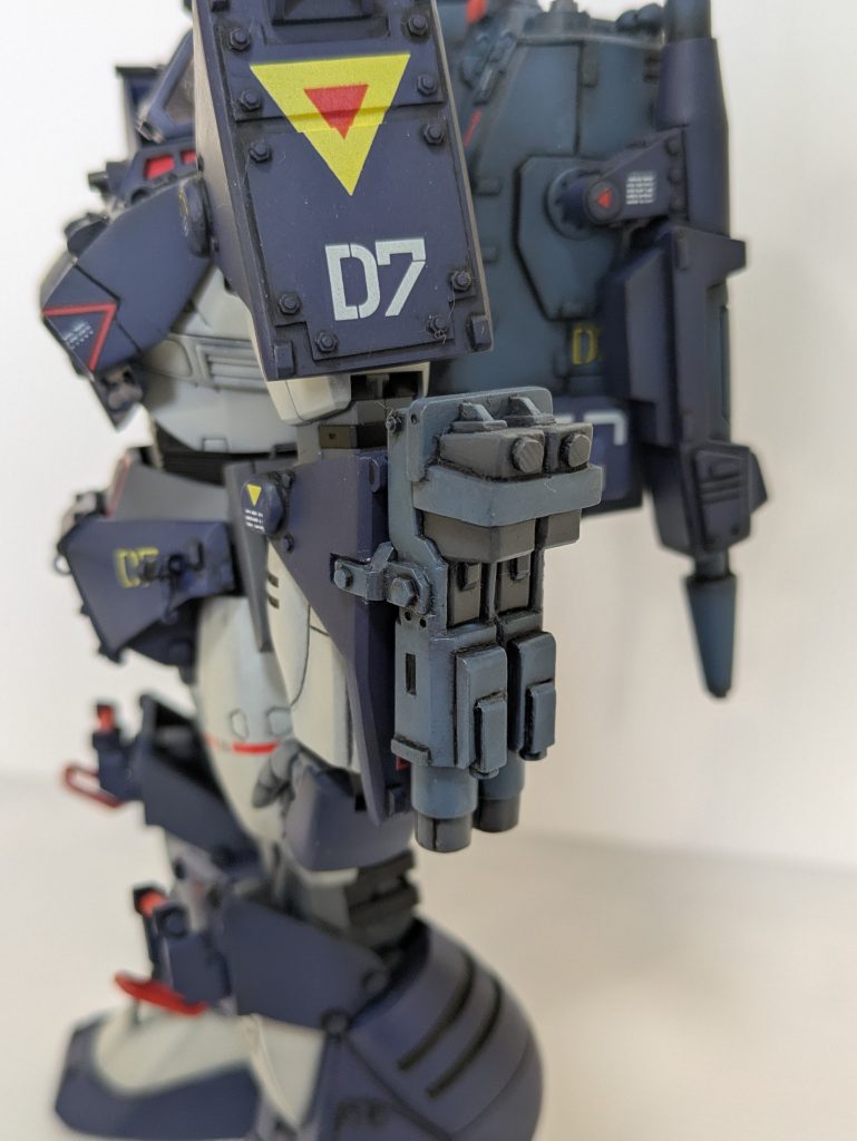 手の甲の20mmチェーンガンは設定構造上無理だろうと考え20mmガトリングガンを2連装で腕に付けました。