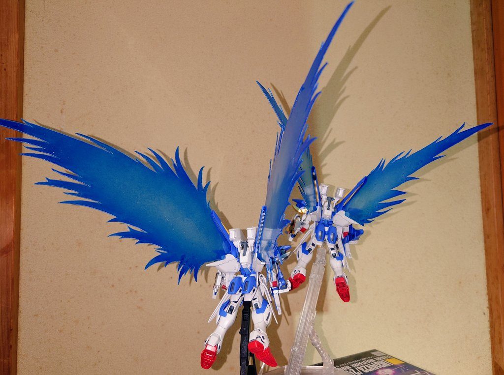 カンで作ったので辛うじて引っ掛かっている光の翼エアブラシを持っていないのでスプレーで塗装したら塗りも汚いし濃く塗り過ぎてしまいました