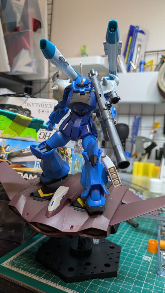 肩はグフカスタム、顔はグフR35のほう福岡サザビーのあまりのビームエフェクトを使いたくてビーム・アックスみたいなものを作りました