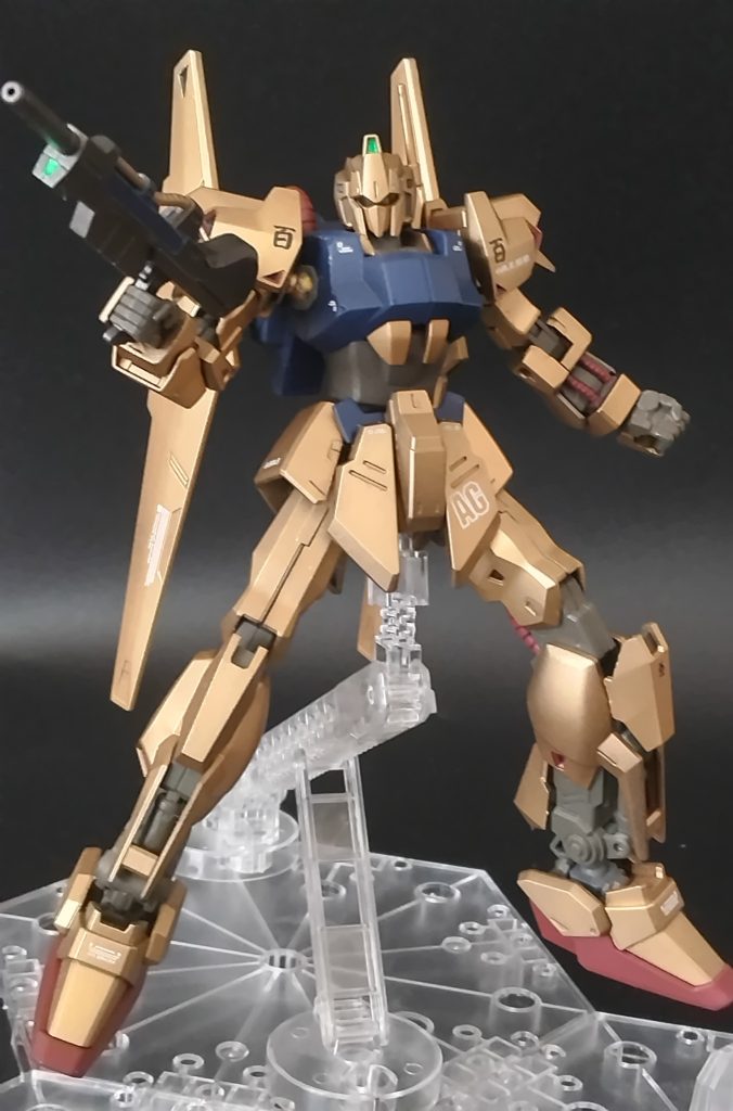 MGver2.0のパケ絵風。バイザー部分をツインアイにするか迷いましたが真っ黒としました。クリアパーツの奥を黒く塗って表は光を拾うようにしています。