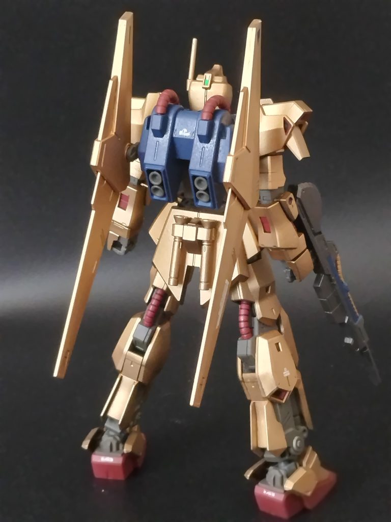 正面&バック。以前作ったZが明るめの配色だったので暗めの色で作っています。つや消しが被ってしまいましたが、いっそエゥーゴ機はつや消しで統一しようかなぁ。※バズーカの主張が激しかったのでバックショットでは外しました。
