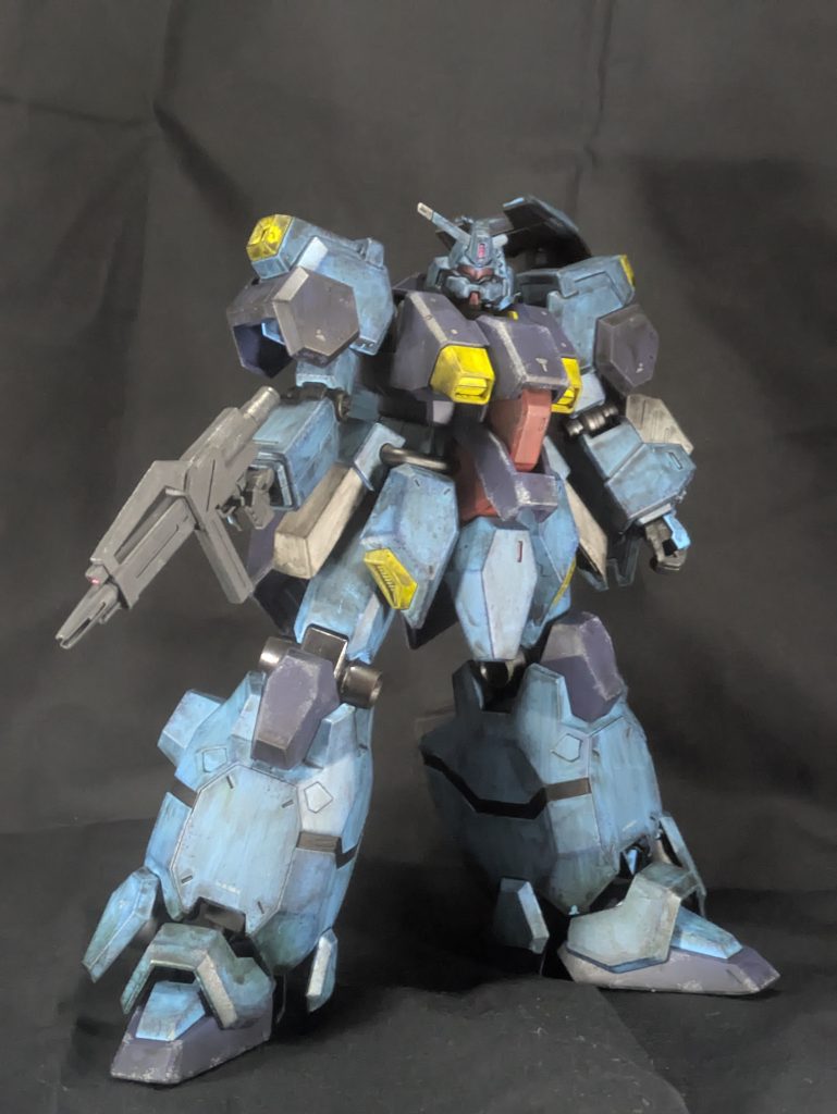 撮影ブースでライトに当てると全体的に白っぽい画像になるため、それを見越してウォッシングをいつもより濃くしました。手に取ってみると汚プラを通り越してほんとにただ汚いだけのプラモです。笑