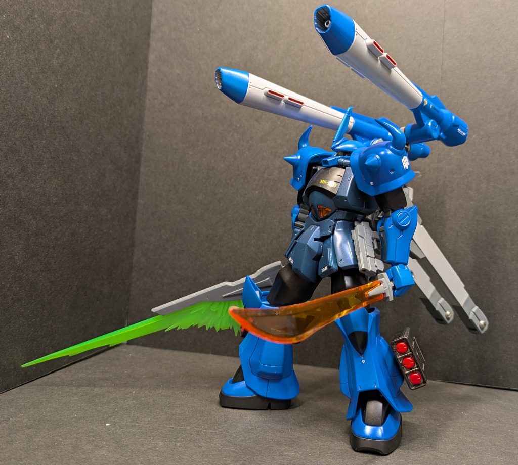 腰にハンドガンをつけています