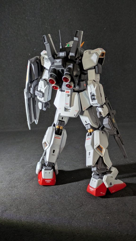 バーニアは何も考えずにシルバーにしてしまいましたが、他の方の作例とかみていて、マットブラックっぽい塗装も良かったなと思ったので、次に活かしたいと思います。右腕のシールド穴には30mmのオプションパーツを使用しています。