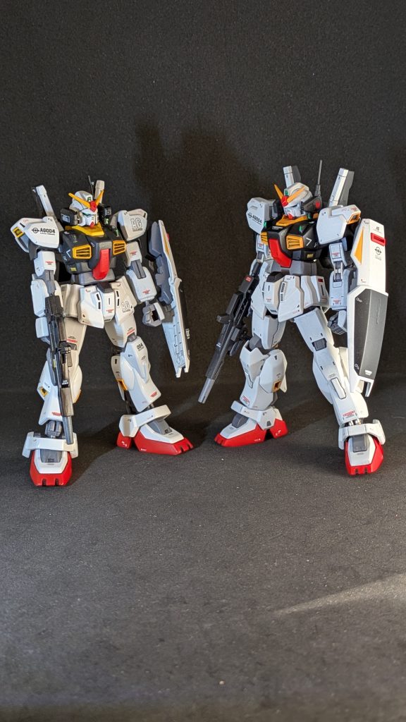 新旧HGUCマークⅡ。ガンスタ初投稿時のマークⅡ（スーパーガンダム）と一緒に。リヴァイブのプロポーションも好きですが、顔は旧のほうが好みですね。リヴァイブ版は顔がパグっぽいというか、鼻が低い感じというのか、もう少しシャープにして角度をつけてダクトを細くすれば良いのかなとも思いますが、そんな技術は持ち合わせておりません。ガンプラをレビューするユーチューブでも言ってましたが、設定画と比べると違うけど、マークⅡに似た新しいガンダムと思えば、これはこれでカッコいいのではないのかなと。