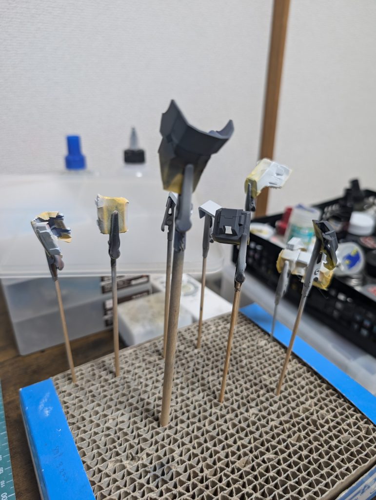 細かい部分のホワイトとか部分塗装がちょいちょいありました。シール対応はしてるんですが、流石に使えなかったです。