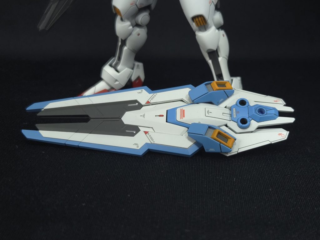 ファンネル兼メイン盾のエスカッションですが、表面積が多かったので、これ幸いとスジボリやデカールで遊んでます。昔よりは上達してるし、いい塩梅で掘れたんじゃないかな…？