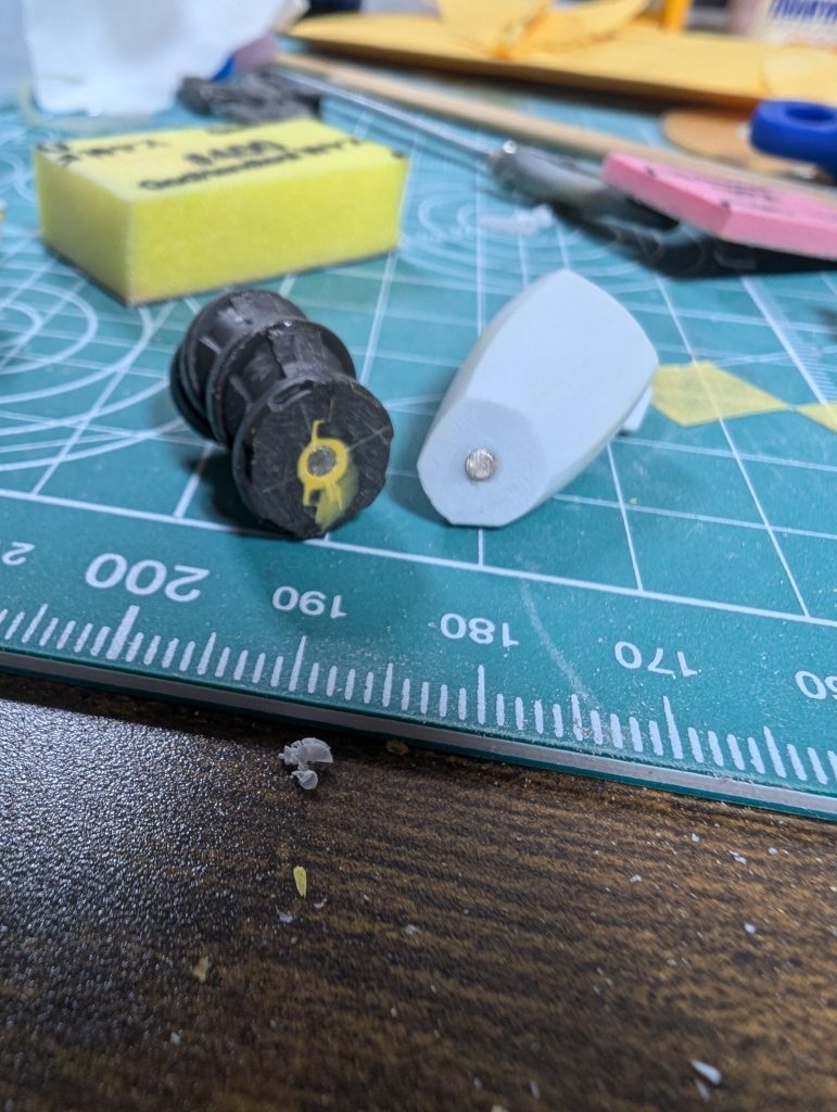 バックパック？は合わせ目と塗り分けのため軸を切り落としてネオジム磁石埋め込みました。