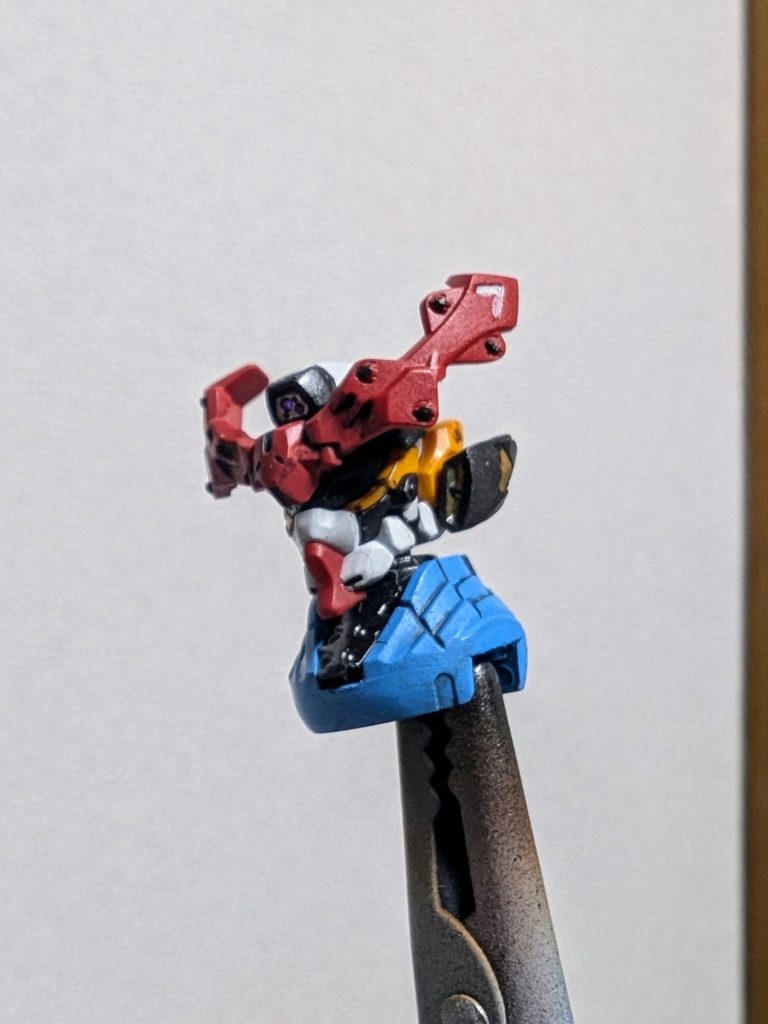 細かい塗り分けなんかはガンダムマーカーの筆塗りで誤魔化しました〜。