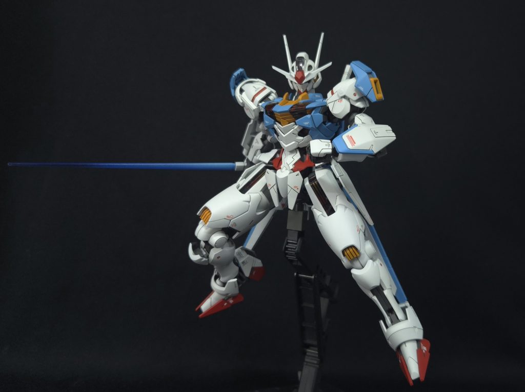 一欠ポーズサーベルの根本は白っぽく塗装、切っ先はクリアパーツのままです。ここだけグラデーションですが、まぁええやろ🫠