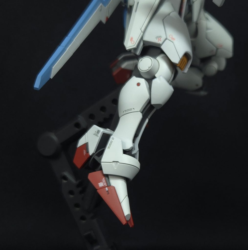 今回の初挑戦ポイントとして、プラ棒引き延ばしというのをやってみました。あのライターで炙って伸ばすやつです。ヒザと肩に計4ヵ所穴を開けて、レッドポイントとして差し込んでます。やってみると楽しいねコレ！