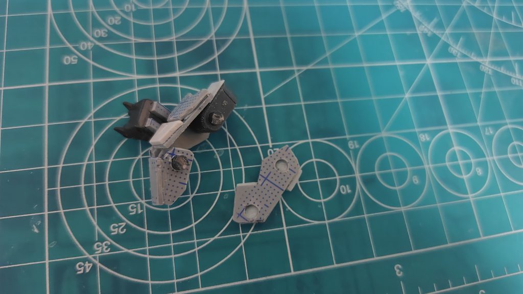 色々失敗してるけど胸部パーツは変形用に折り畳み構成。メンテしやすいよう片側は取り外しできるようにして、磁石で本体と連結。…磁力弱すぎてすぐポロリします