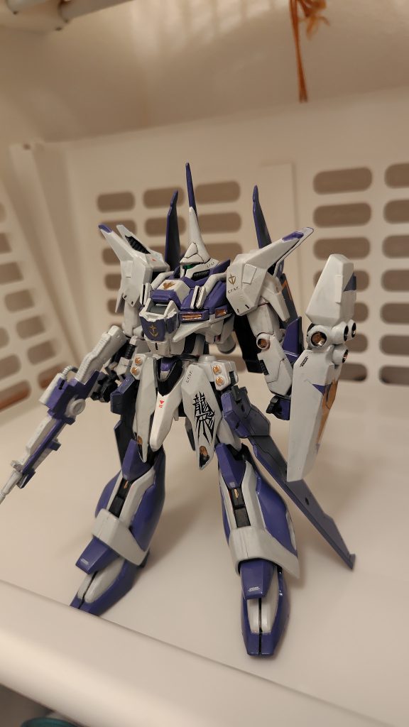 青い部分は前のソーンと同じコバルト3紫2白1、白地はホワイトにグレーを少々。あとは黒鉄と金。暖色ライトの方で撮る方がまだ本来の色に近いけど、これでもまだ青いです。気に入ってる色なんだけどデジカメでは写らないのが最大の難点。