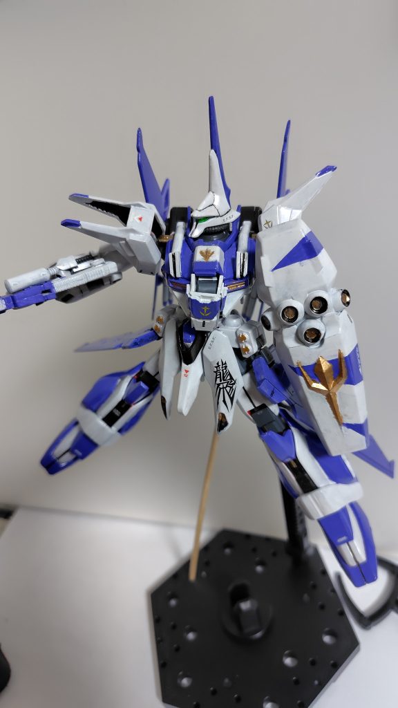 〈機体妄想:バウカスタム〉連邦へと亡命したネオ・ジオン兵の機体を、連邦仕様に改修したものである。性能は申し分なかったが規格違いのため通常部隊には組み込めず、最終的には亡命したパイロットと共に辺境へと配備された。その後は主にパトロールや土木工事等で地域の発展に尽力し、本機の退役時は小規模だがイベントが開かれるまでに至ったそうな。 改造は①腰に軸追加 ②サイドアーマーを空戦アルトの羽にする ③元の胸パーツぶった斬り&変更パーツ自作 ④胸部に廃材で作ったパーツ追加 ⑤頭にライン追加 くらいですなお、機体色は本来ハイニューみたいな紫ですが、デジカメでは発色しないので青色になってます