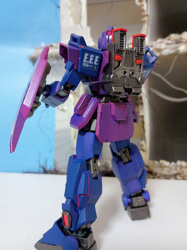 ゲームではバックパックも赤く発色していたので、ランナーを利用して埋め込んでみました。