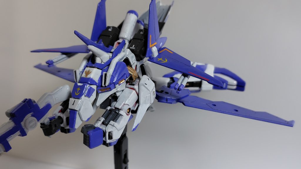 一応分離しないで変形できます。でもライフルは胸部にマウントできないので腕で持ちます。ダサい(笑)腕畳まないまま後ろにしとくのと、どちらが良いかは悩むところ