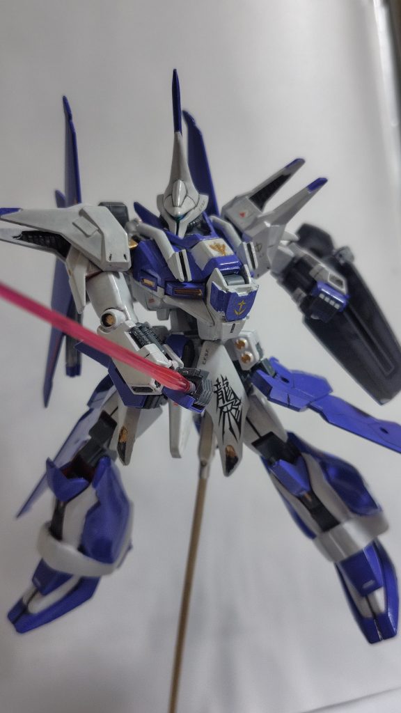 元キットのビームサーベルは神隠しされたのでベギルペンデのサーベルを拝借。腰が回るのでポージングの幅が広がります。でもポーズが上手くできるわけではない。