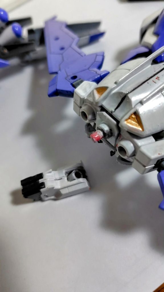 上半身との接続部(黒い所)に1ミリプラ板を付けるとグラつきがなくなりました。オススメ。腰軸は胴パーツぶった切って中を空洞化、そこにポリキャップ埋め込み本体には軸を追加。外観は変わらないけど無理矢理ねじ込んだだけなんで前後への保持力が弱いため、自作できるなら自作のが良いと思います