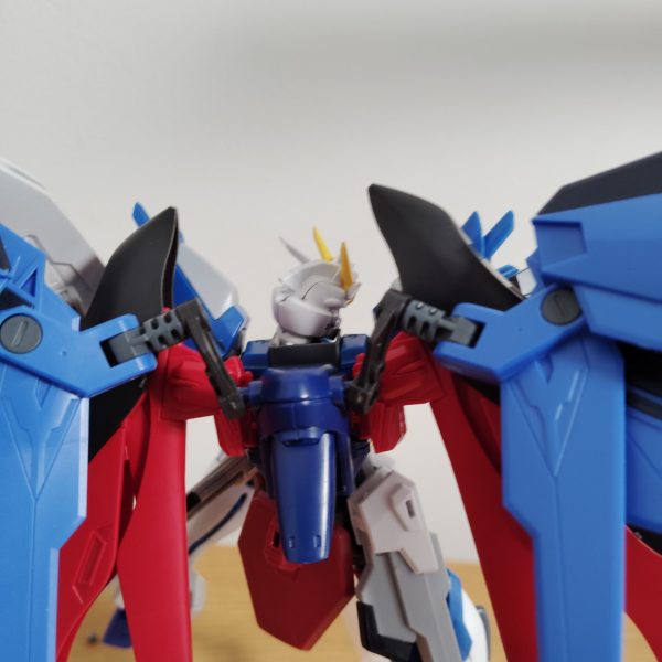 デスティノライジングフリーダムガンダムです。大分いい感じに改造が進んでいます。フリーダムのバックパックは無改造で取り付けました。変形も可能で、ゼータのハイパーメガランチャーが機首になります。胴体はイモジャとミキシングしました。（2枚目）