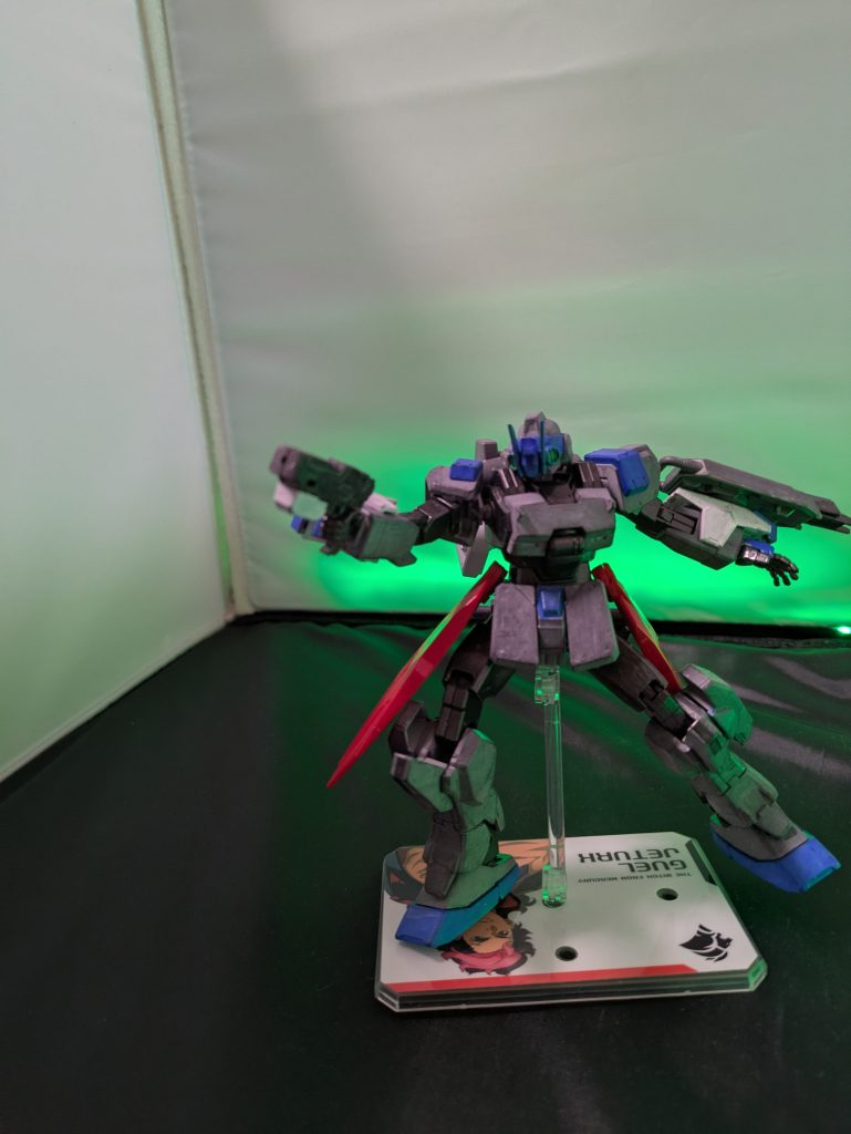 120mmマグナム銃ビームマグナムとは1mmも関係ない武器また本機は各部に追加されたスラスターユニットにより、ドムのようなホバー移動が可能である。