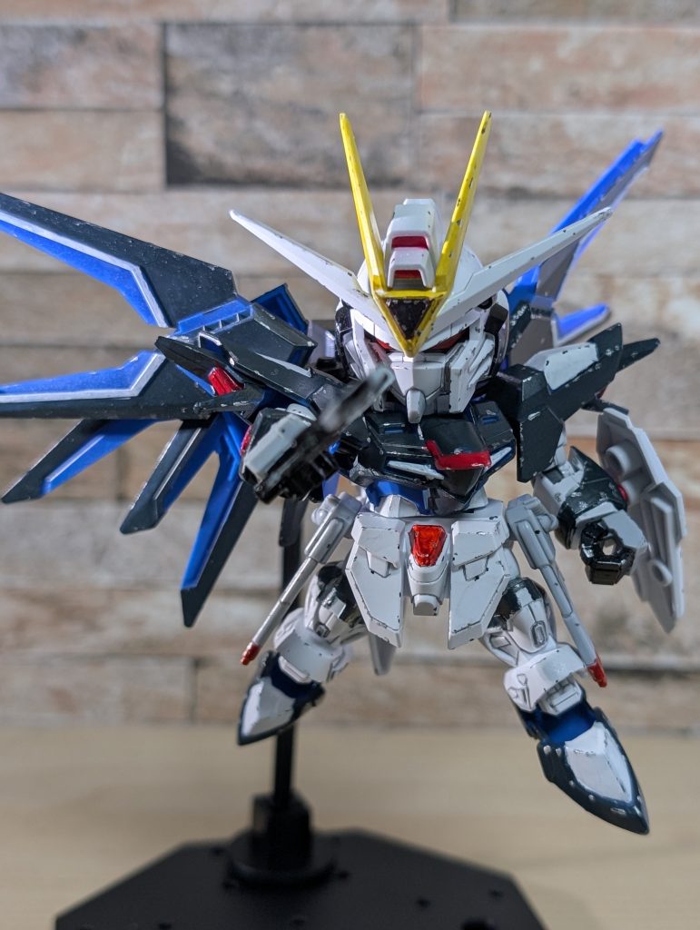 胴体が黒に近くなったので、初代フリーダムっぽくも見えます。フリーダムとライフリの中間的な…?