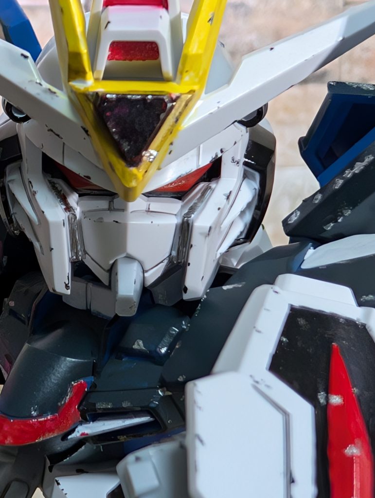 赤い目。アップで見ると迫力があるというか、覚醒モードみたいな雰囲気です。なんだか鉄血の機体っぽくも見えます。