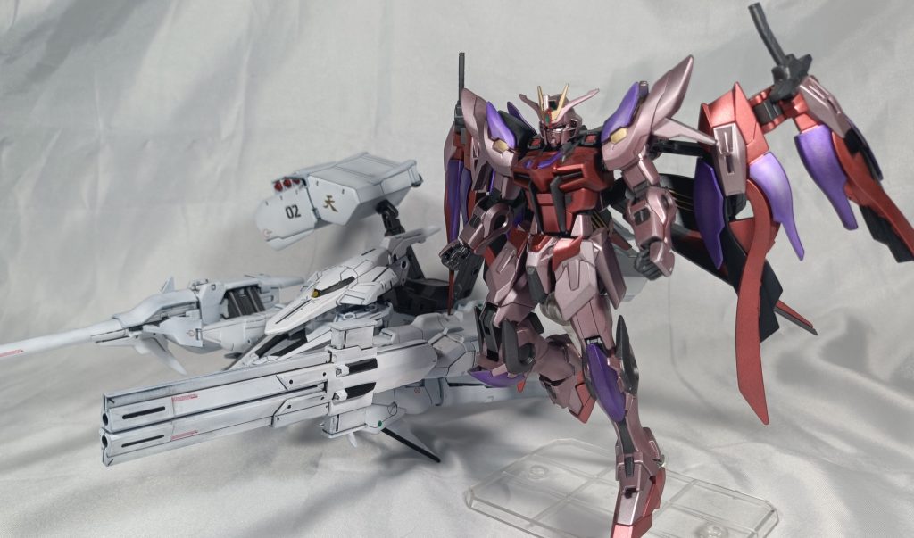 ちゃんとガンプラに向き合うようになってから、ミキシングが本当に難しいなと思いました。デザインの連なりとか自分で納得できる設定が思いつかないとか、苦戦する部分が多いですが、その分思い入れの強い作品になるのでやってて楽しくはありますね。これからもチャレンジしていきたい分野ではあります。(gundam-kao8)