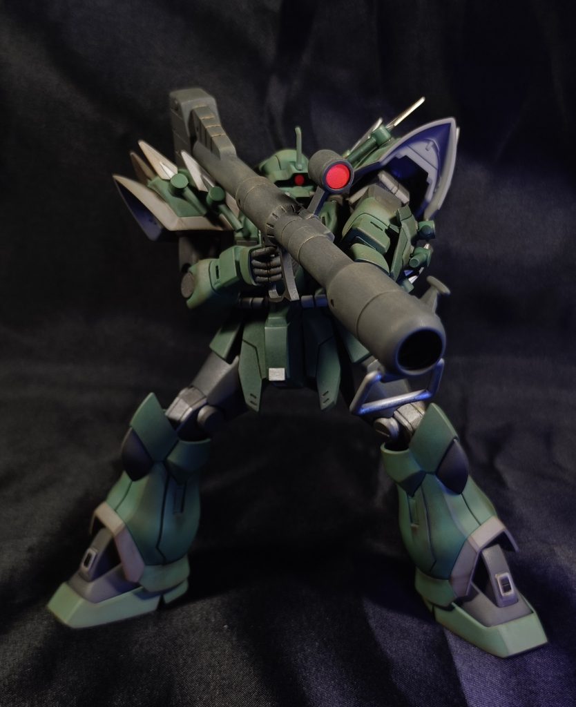 ジャイバズも一応合わせ目消しました。上側が綺麗に消えたんで良しです。スコープとモノアイ、後で出るヒートダートに蛍光レッド塗ってます。