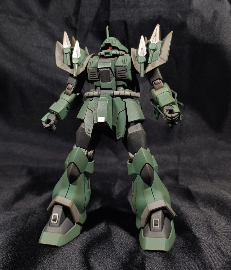 メインの工作は 合わせ目消しと後ハメ、スジの掘り直しくらいです。 カラーは ドアンザク作って以来使ってなかった暗緑色をメインに、白を混ぜたやつでザク風に。(zion_emb)足の甲の黒い部分塗装には、水性アクリルペンを使いました。いやぁ、便利ですね、ペン。(iori_sei)