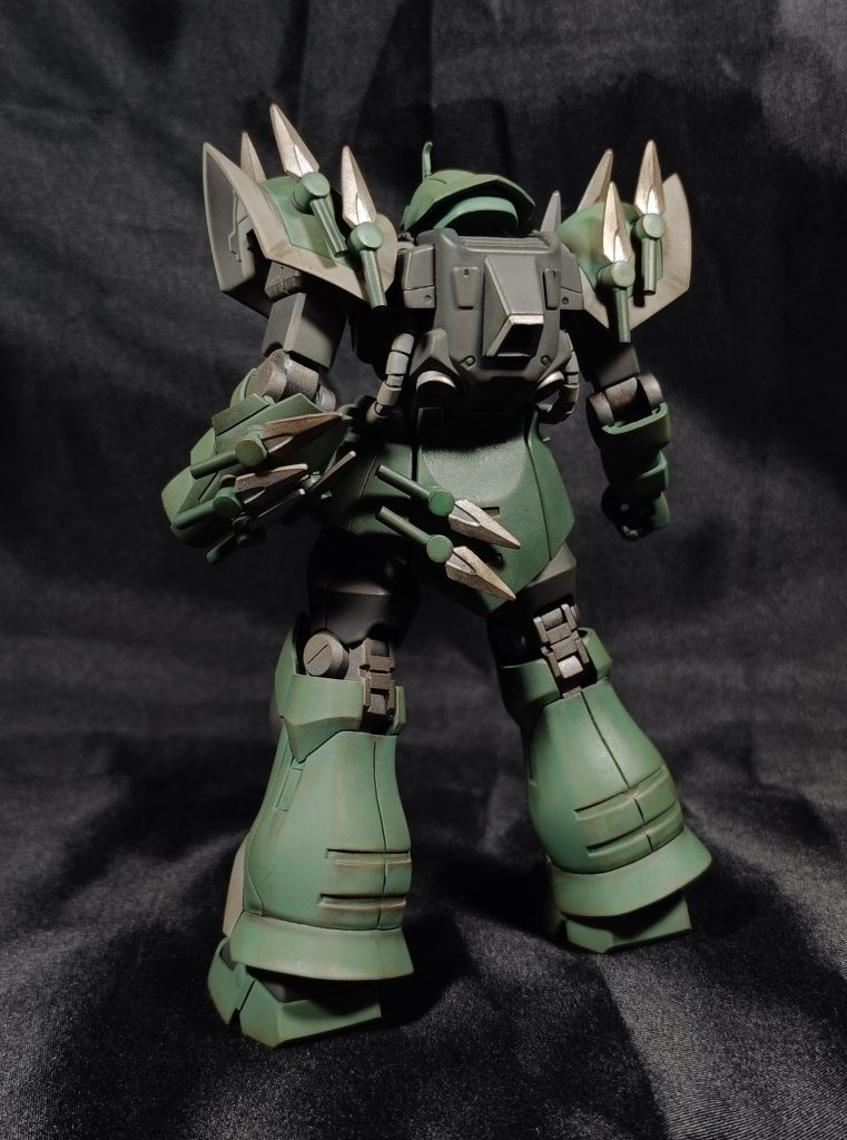 普段ウェザリングしないんで、上手くいってんだかいってないんだか。後ろ側に配置するヒートダートは濃い目のオイル汚れを意識したんですが…写真写りがやっぱ悪い。(zaku-kao1)このキットふくらはぎのとこに四角い穴があるんですけど、合わせ目消しする時に邪魔だったんでランナーパテで埋めてみたら、これは上手くいきましたね。(gandam-hand2)