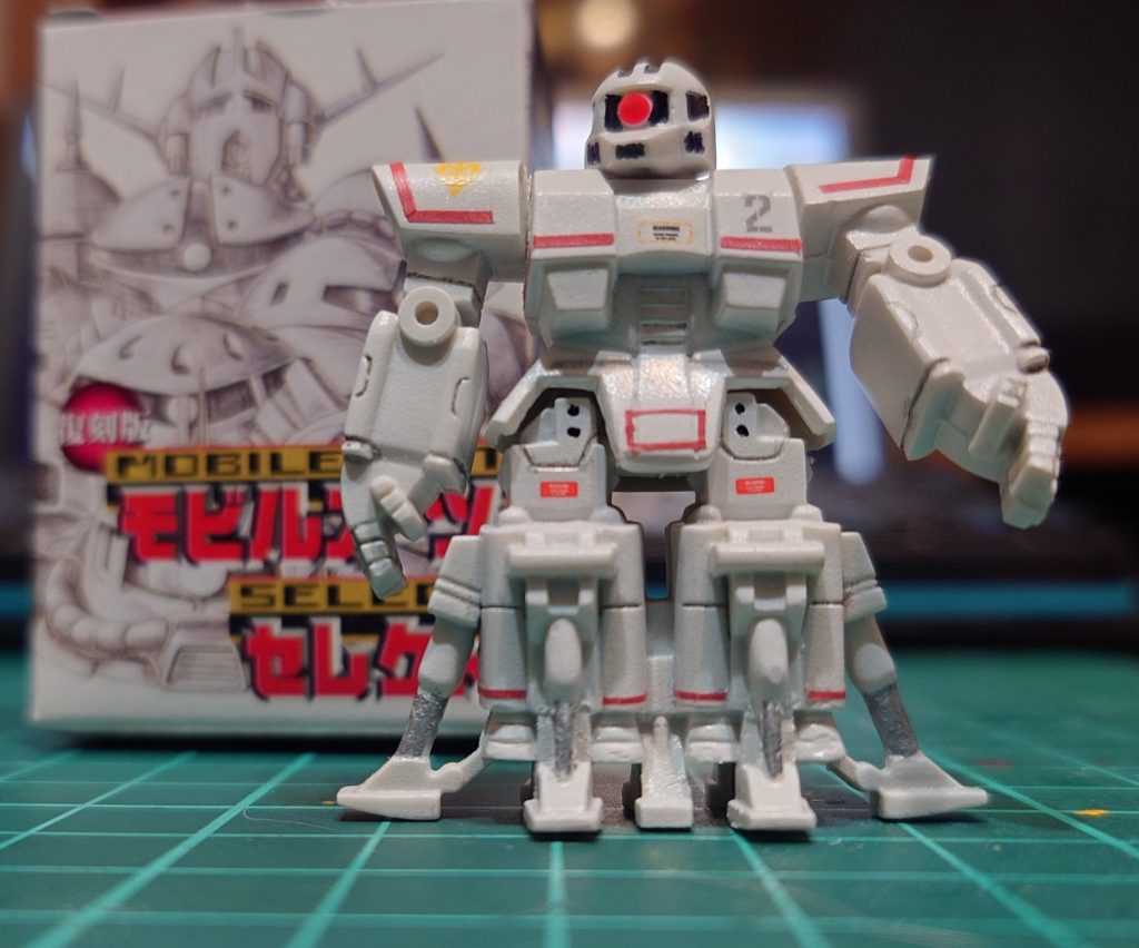 所詮は150円の食玩なので、合わせ目はそこそこズレておりました。