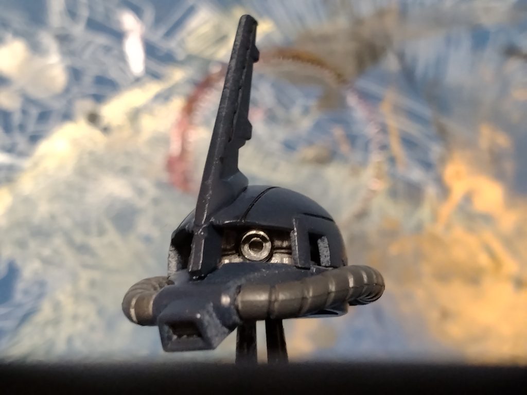 アクシデントでモノアイパーツが破損。3ミリで穴を開け、クリアレンズ仕込みました