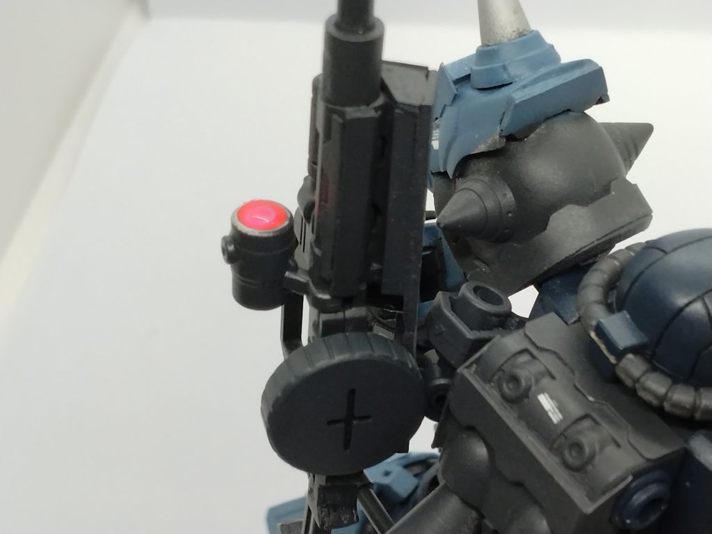 ザクマシンガン懸架用の装備。干渉しないように製作したのでポージングの邪魔にならない