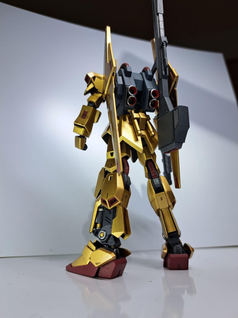 あくまでも塗装の練習ということで、肉抜き穴埋めやアンテナのシャープ化、バーニアの差し替え等、最低限気になる箇所以外には特段いじることはなく、ストレートに組みました。今回は黒サフ+スーパーリッチゴールド(Mr.カラー)+光沢クリア－トップコートで塗ったので、もう1個買ってある分はシルバーにクリアを重ねる方を試そうと思います。
