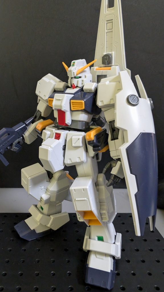 (一旦)完成。所々「色違くない?」と思ったけど、そこはモデラーの腕の見せ所なんだろう。少し古めのガンプラだとこういう事結構あった記憶。